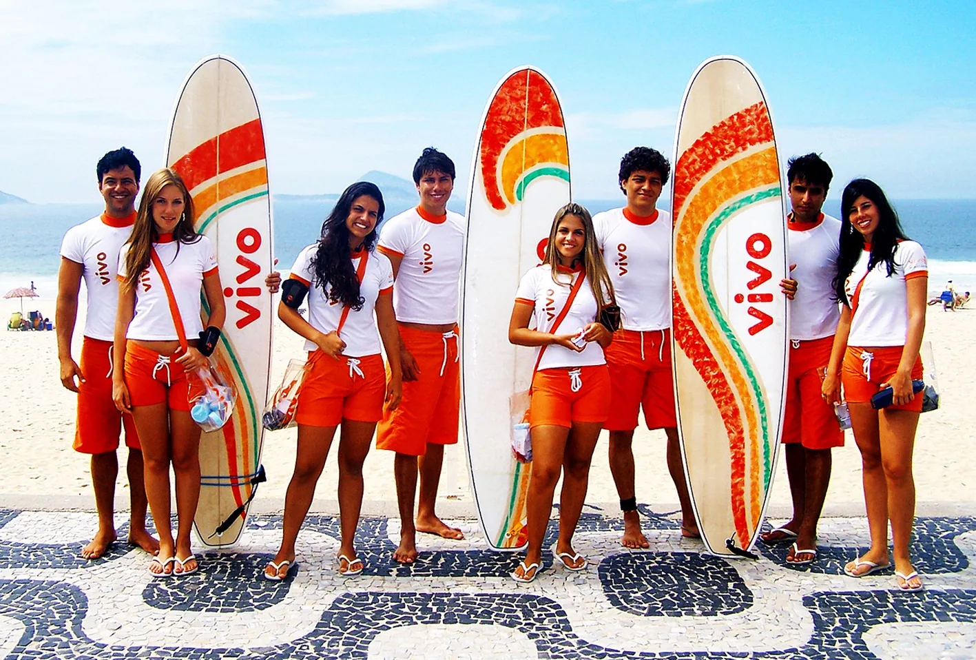 Equipe de ativação da Vivo com pranchas de surfe na praia